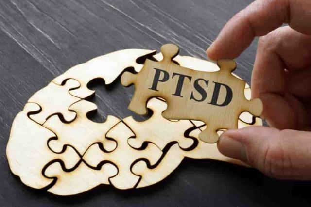 Infographic comparing PTSD and complex PTSD symptoms for genocide trauma survivors in Rwanda